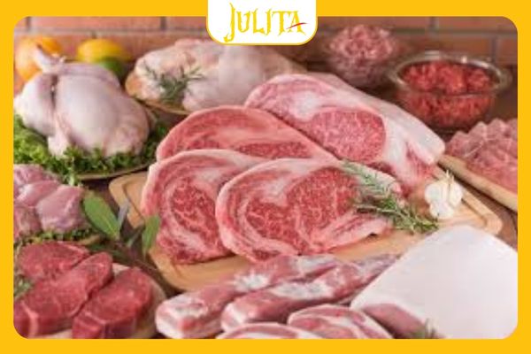 Bấm khuyên tai kiêng ăn gì? Thực phẩm nhiều nitar như thịt đóng gói: xúc xích, thịt xông khói,..
