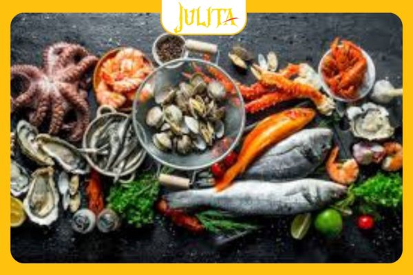 Bấm khuyên tai kiêng gì? Hải sản