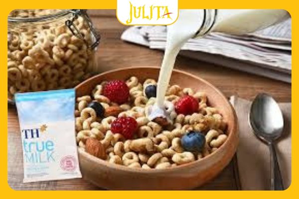 Bấm khuyên tai nên ăn gì? Sữa, ngũ cốc